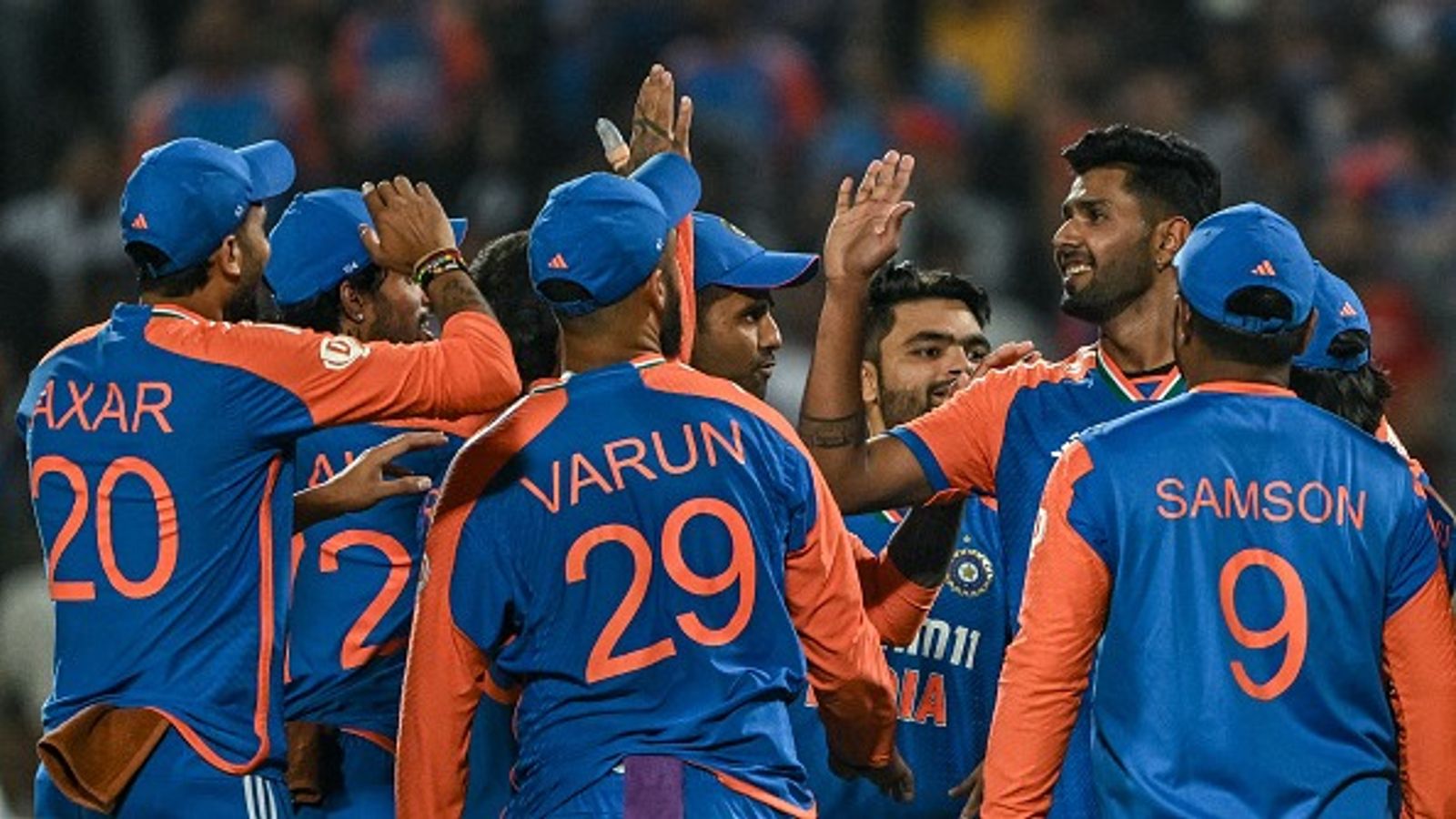 टीम इंडिया को इंग्लैंड के खिलाफ T20 सीरीज जिताने वाले खिलाड़ी पर हुआ विवाद, जानिए अंग्रेजों को हार क्यों नहीं पच रही टीम इंडिया को इंग्लैंड के खिलाफ T20 सीरीज जिताने वाले खिलाड़ी पर हुआ विवाद, जानिए अंग्रेजों को हार क्यों नहीं पच रही