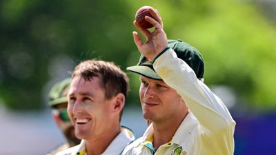 SL vs AUS: कुह्नमन-लायन का जादू श्रीलंकाई बल्लेबाजों के सिर चढ़कर बोला, ऑस्ट्रेलिया ने पारी और 242 रन से जीता पहला टेस्ट SportsTak Hindi