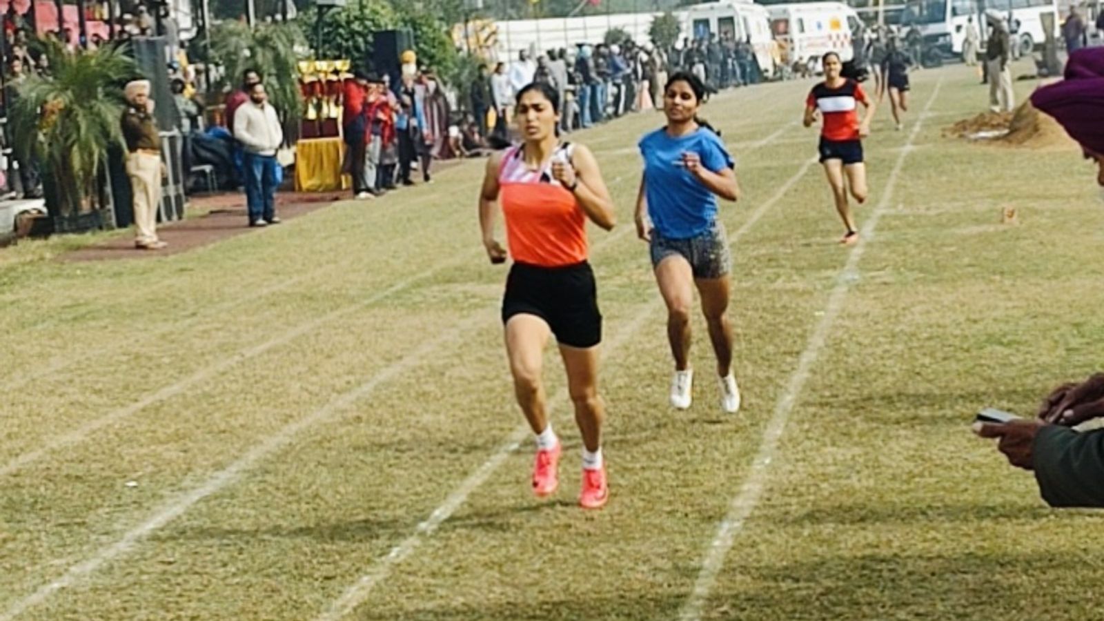 Kila Raipur games: बुजुर्गों की दौड़ से लेकर कान से 92 किलो वजन उठाने और चाटी रेस तक, किला रायपुर खेलों में खिलाड़ियों ने समां बांधा Kila Raipur games: बुजुर्गों की दौड़ से लेकर कान से 92 किलो वजन उठाने और चाटी रेस तक, किला रायपुर खेलों में खिलाड़ियों ने समां बांधा