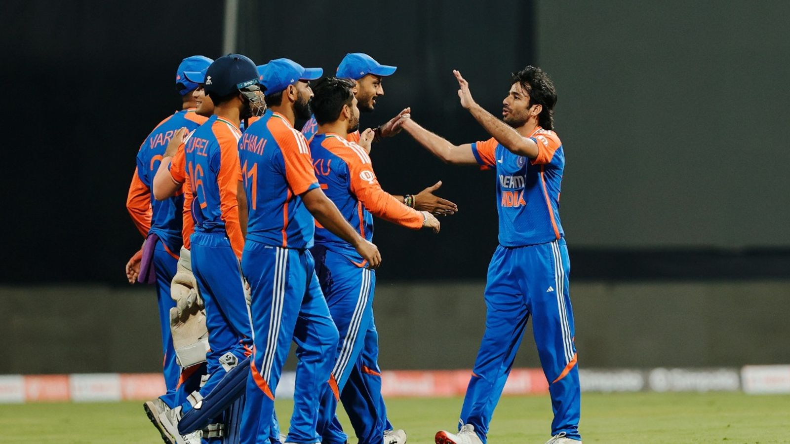 IND vs ENG: अभिषेक शर्मा और भारतीय बॉलर्स के आगे अंग्रेजों ने घुटने टेके, टीम इंडिया ने 150 रन से जीता मुंबई टी20, 4-1 से सीरीज की फतेह IND vs ENG: अभिषेक शर्मा और भारतीय बॉलर्स के आगे अंग्रेजों ने घुटने टेके, टीम इंडिया ने 150 रन से जीता मुंबई टी20, 4-1 से सीरीज की फतेह