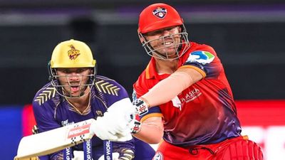 ILT20: डेविड वॉर्नर ने ताबड़तोड़ 93 रन ठोक कैपिटल्स की कराई प्लेऑफ में एंट्री, नाइट राइडर्स को 26 रन से चटाई धूल SportsTak Hindi