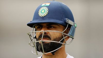 'कोहली का बैट दे दे भाई, उसका फॉर्म चला गया', इंग्लैंड के खिलाफ टी20 सीरीज में फील्डिंग के दौरान फैंस ने भारतीय बल्लेबाज को किया तंग, VIDEO वायरल SportsTak Hindi