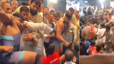 पहलवान ने मैच हारने पर रेफरी को कॉलर पकड़ खींचा, छाती पर मारी लात, माहौल बिगड़ा तो पुलिस ने लाठीचार्ज कर खदेड़ा, Video SportsTak Hindi