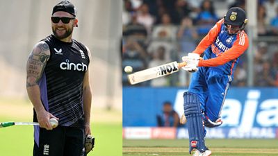 अभिषेक शर्मा की बैटिंग देख दंग रह गए इंग्लैंड के हेड कोच, तीन धुरंधरों से कर दी बराबरी, कहा- वह चार ऐसे खिलाड़ियों के खिलाफ... SportsTak Hindi