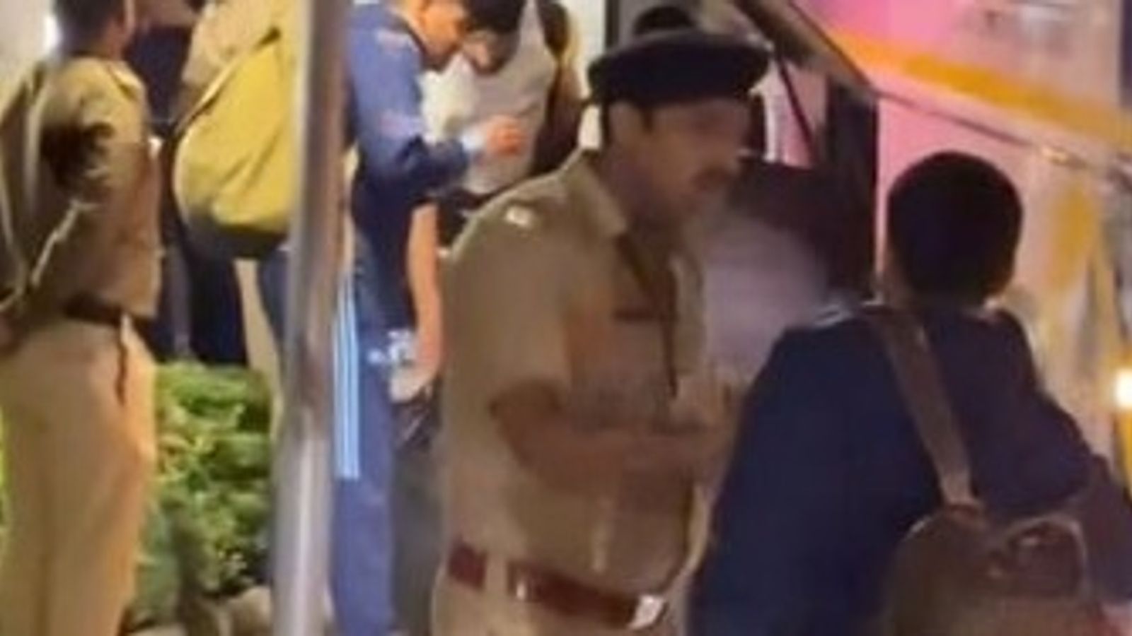 'अरे कोच है वो', टीम इंडिया के सबसे अनुभवी सपोर्ट स्टाफ को नागपुर पुलिस ने टीम होटल में जाने से रोका, जानें क्या है पूरा मामला 'अरे कोच है वो', टीम इंडिया के सबसे अनुभवी सपोर्ट स्टाफ को नागपुर पुलिस ने टीम होटल में जाने से रोका, जानें क्या है पूरा मामला