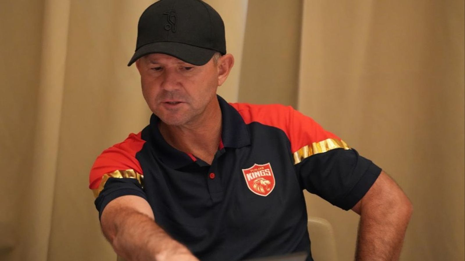 पॉन्टिंग की जिद्द के चलते पंजाब किंग्स ने तीन भारतीय खिलाड़ियों पर पानी की तरह बहाया पैसा, अब खुद हेड कोच ने किया खुलासा पॉन्टिंग की जिद्द के चलते पंजाब किंग्स ने तीन भारतीय खिलाड़ियों पर पानी की तरह बहाया पैसा, अब खुद हेड कोच ने किया खुलासा