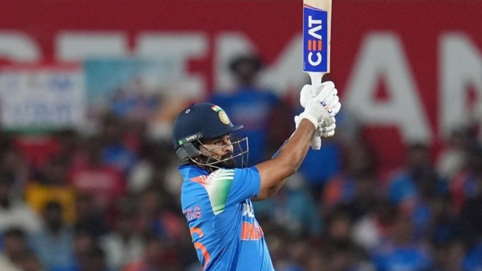 श्रेयस अय्यर की 6 महीने बाद टीम इंडिया में हुई वापसी, आते ही उड़ाया विस्फोटक पचासा, अंग्रेजों की शॉर्ट बॉल रणनीति की भी बखिया उधेड़ी श्रेयस अय्यर की 6 महीने बाद टीम इंडिया में हुई वापसी, आते ही उड़ाया विस्फोटक पचासा, अंग्रेजों की शॉर्ट बॉल रणनीति की भी बखिया उधेड़ी