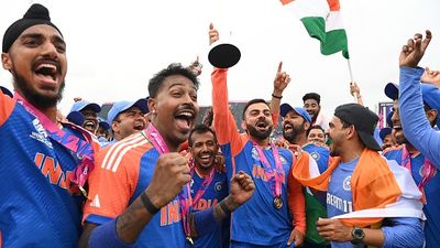 भारत में होने वाले टी20 वर्ल्ड कप 2026 के शेड्यूल पर बड़ी अपडेट, इस तारीख से होगा शुरू! दुनियाभर की T20 लीग्स में मची खलबली Team India players celebrate with each other after winning T20 World Cup 2024 title