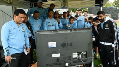 चैंपियंस ट्रॉफी से पहले टीम इंडिया के बॉलिंग कोच रहे दिग्गज का इस्तीफा, अब IPL 2025 में इस फ्रेंचाइज से जोड़ा नाता! SportsTak Hindi