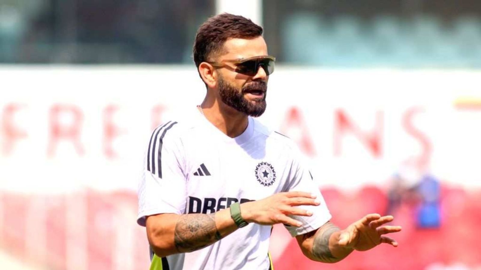 IND vs ENG: विराट कोहली की चोट पर आ गई बड़ी और जरूरी अपडेट, बैटिंग कोच ने बता दिया कटक वनडे खेल पाएंगे या नहीं IND vs ENG: विराट कोहली की चोट पर आ गई बड़ी और जरूरी अपडेट, बैटिंग कोच ने बता दिया कटक वनडे खेल पाएंगे या नहीं