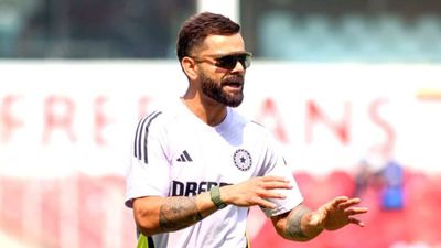 IND vs ENG: विराट कोहली की चोट पर आ गई बड़ी और जरूरी अपडेट, बैटिंग कोच ने बता दिया कटक वनडे खेल पाएंगे या नहीं SportsTak Hindi