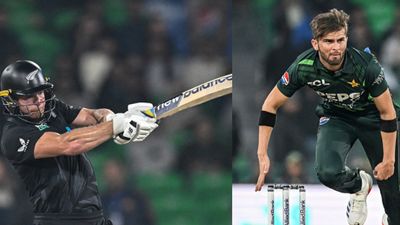 PAK vs NZ: शाहीन अफरीदी की अपनों के सामने हुई बेतहाशा पिटाई, ग्लेन फिलिप्स ने शतक ठोक धागे खोले, 6 गेंद में बिगाड़ दिए करियर के आंकड़े, देखिए Video SportsTak Hindi