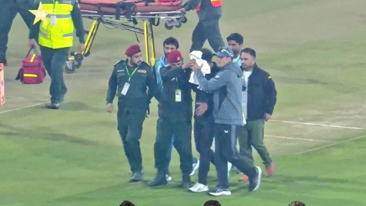 PAK vs NZ वनडे मुकाबले में गंभीर हादसा, रचिन रवींद्र को फ्लडलाइट्स की रोशनी में नहीं दिखा कैच, माथे पर लगी गेंद, बहने लगा खून, मैदान में पसरा सन्नाटा