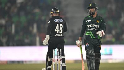 चैंपियंस ट्रॉफी से पहले पाकिस्तान की घर पर हुई बुरी गत, 5वें नंबर की न्यूजीलैंड ने 78 रन से पीटा, फिलिप्स के शतक के आगे बाबर-रिजवान-सलमान का निकला दम SportsTak Hindi