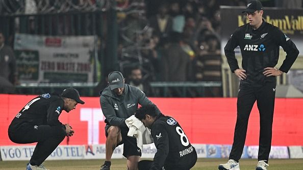 न्यूजीलैंड के रवींद्र हुए घायल और निकला खून तो पाकिस्तान पर बरसे फैंस, लाहौर के मैदान की लाइट्स पर बवाल, कहा - 'दुबई शिफ्ट करो चैंपियंस ट्रॉफी' मैदान में चोट लगने के दौरान रचिन रवींद्र