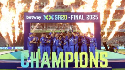 मुंबई इंडियंस की टीम IPL से पहले 7600 किमी दूर बनी चैंपियन, फाइनल में सनराइजर्स को 105 पर ढेर करके 76 रन से जीता खिताब एसए20 लीग का खिताब जीतने के बाद मुंबई की टीम