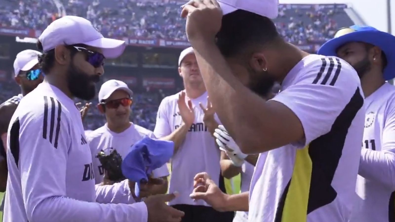 वरुण चक्रवर्ती को डेब्यू कैप देते हुए रवींद्र जडेजा ने स्पिनर को दिया स्पेशल मैसेज, कहा- सब तुम्हारा मैजिक देख चुके हैं, लेकिन अब... वरुण चक्रवर्ती को डेब्यू कैप देते हुए रवींद्र जडेजा ने स्पिनर को दिया स्पेशल मैसेज, कहा- सब तुम्हारा मैजिक देख चुके हैं, लेकिन अब...