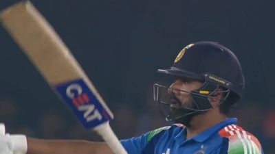 'बंद करो यार', रोहित शर्मा को बत्ती गुल होने के बाद मैदान पर इस चीज से हुई दिक्कत, गुस्से में चिल्ला उठे, VIDEO SportsTak Hindi