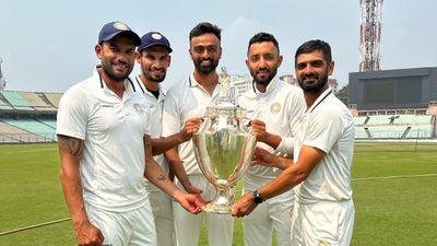 15 साल का लंबा करियर, 7200 से ज्यादा रन और 21 शतक के साथ भारतीय क्रिकेटर ने लिया संन्यास, मैदान पर आखिरी मैच के लिए पहुंचा पूरा परिवार SportsTak Hindi