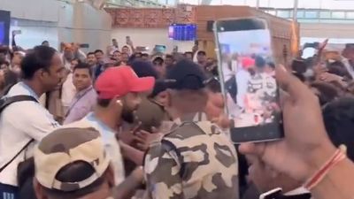 विराट कोहली ने सिक्योरिटी का घेरा तोड़ सरेआम किस लड़की को लगाया गले, एयरपोर्ट का VIDEO हुआ वायरल SportsTak Hindi