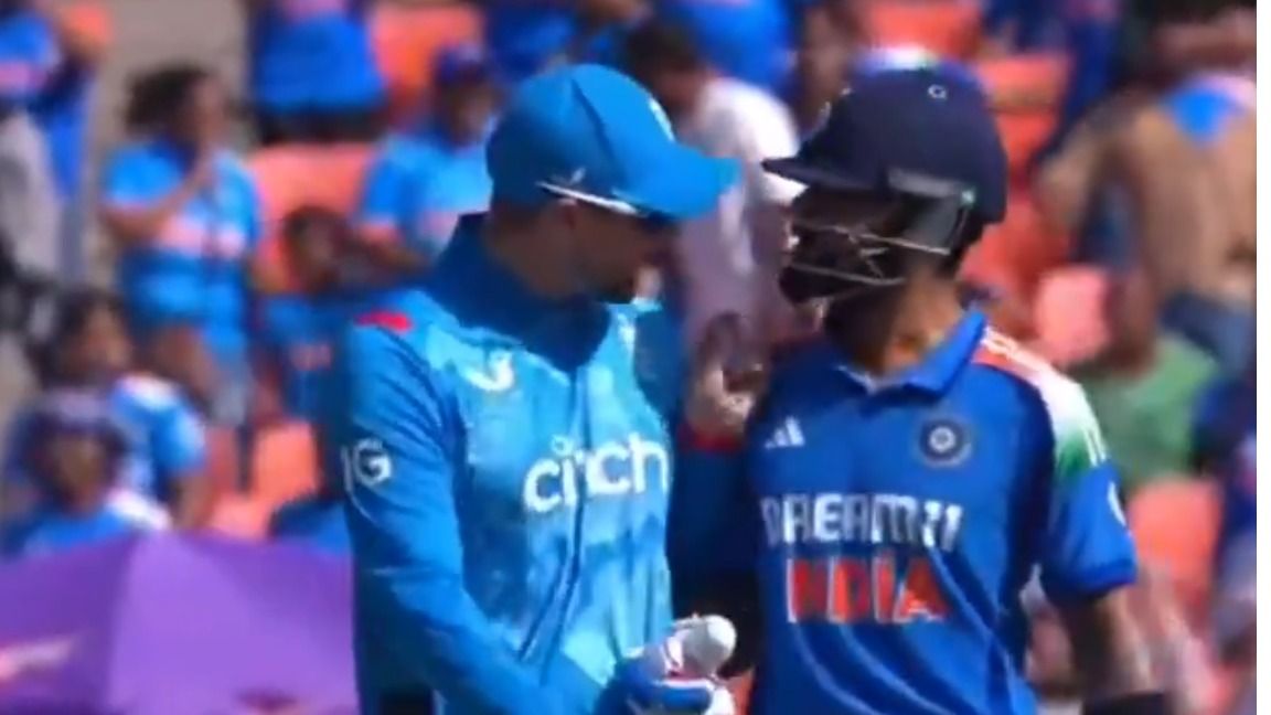 विराट कोहली को बीच मैच में इंग्लैंड के खिलाड़ी ने मारी टक्कर, बल्लेबाज ने भी दिया मुंहतोड़ जवाब, VIDEO वायरल