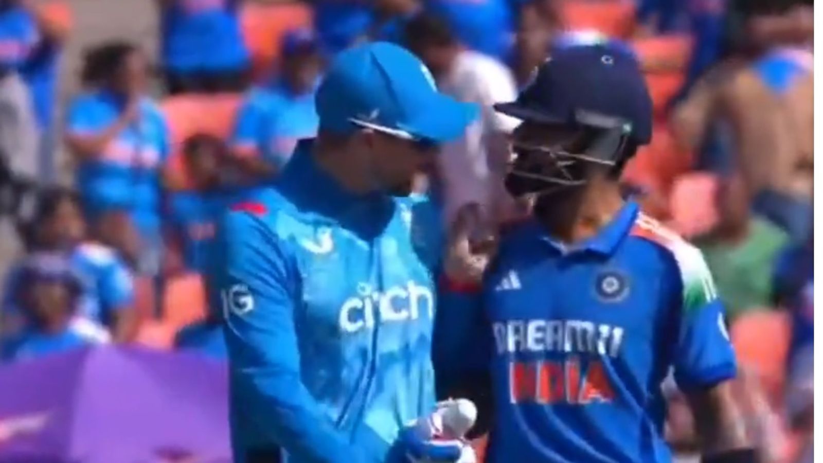 विराट कोहली को बीच मैच में इंग्लैंड के खिलाड़ी ने मारी टक्कर, बल्लेबाज ने भी दिया मुंहतोड़ जवाब, VIDEO वायरल विराट कोहली को बीच मैच में इंग्लैंड के खिलाड़ी ने मारी टक्कर, बल्लेबाज ने भी दिया मुंहतोड़ जवाब, VIDEO वायरल