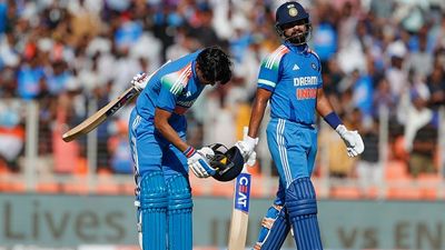 IND vs ENG: शुभमन गिल के शतक की बदौलत भारत ने अंग्रेजों का तीसरे वनडे में 142 रन से किया सफाया, इंग्लैंड का तीन वनडे मैचों की सीरीज में व्हाइटवॉश SportsTak Hindi