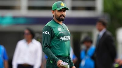 'किंग-किंग बोलना ज़रा कम करें', बाबर आजम ने पाकिस्तानी पत्रकारों को लगाई लताड़, बोले- संन्यास लूंगा तब..., देखिए Video SportsTak Hindi