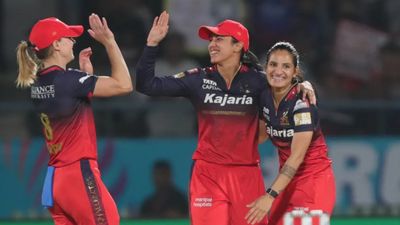 WPL 2025 : रेणुका-जॉर्जिया की कहर गेंदबाजी और स्मृति की धमाकेदार बैटिंग से जीती RCB, दिल्ली को 8 विकेट से बुरी तरह दी मात स्मृति मांधना और रेणुका सिंह