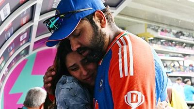 बड़ी खबर: टीम इंडिया के खिलाड़ियों को मिली चैंपियंस ट्रॉफी में परिवार को साथ रखने की परमिशन, मगर बोर्ड ने रखी शर्त SportsTak Hindi