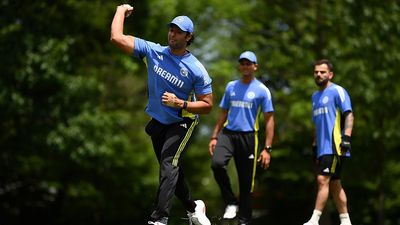 Champions Trophy: रिजर्व में रहने वाले स्टार ऑलराउंडर का गेंद से धमाका, सिर्फ 49 रन देकर आधी टीम को भेजा पवेलियन, जानें बल्ले से क्या किया SportsTak Hindi