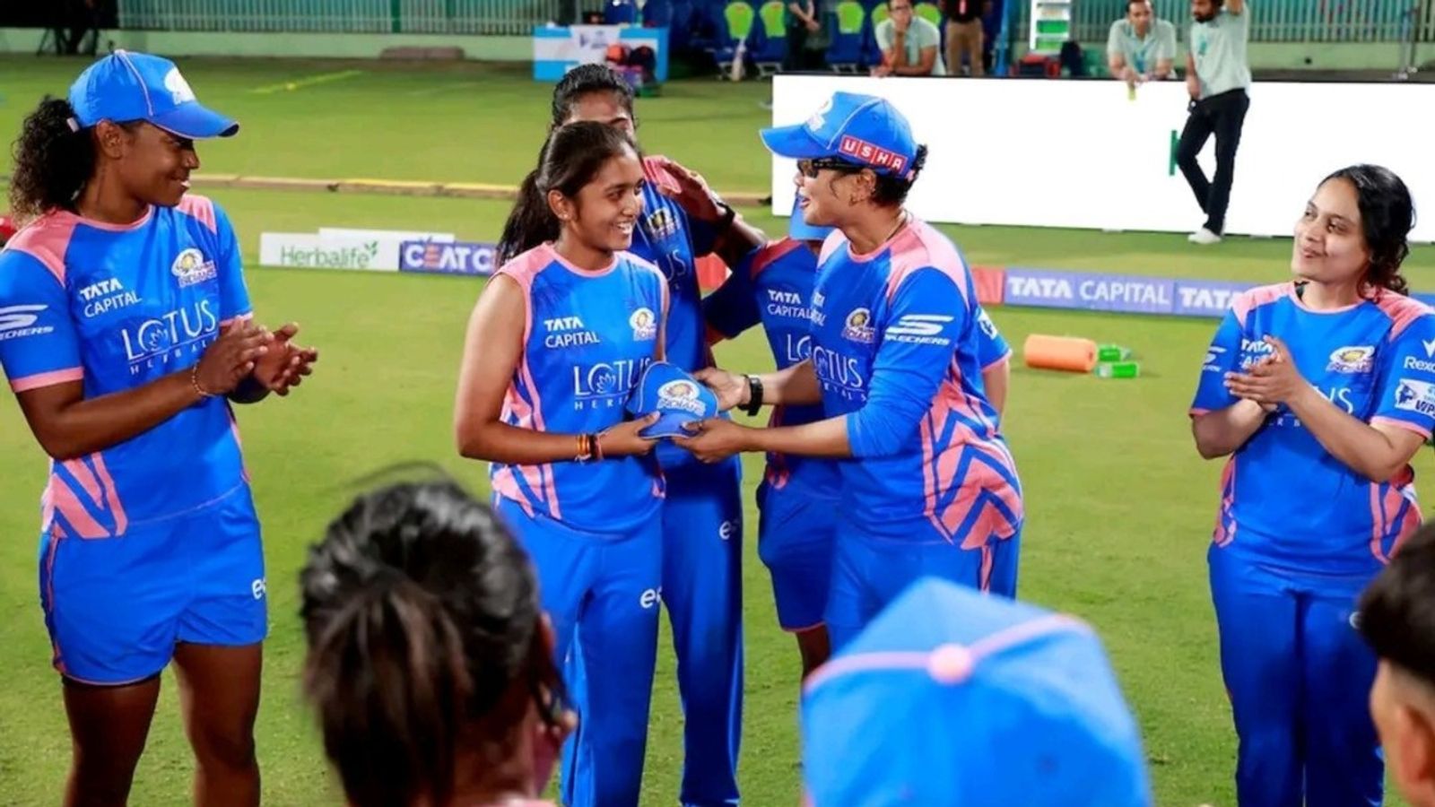 मुंबई इंडियंस ने मैदान पर उतारी WPL इतिहास की सबसे कम उम्र की क्रिकेटर, अंडर 19 में भारत के लिए दिखा चुकी है जलवा मुंबई इंडियंस ने मैदान पर उतारी WPL इतिहास की सबसे कम उम्र की क्रिकेटर, अंडर 19 में भारत के लिए दिखा चुकी है जलवा