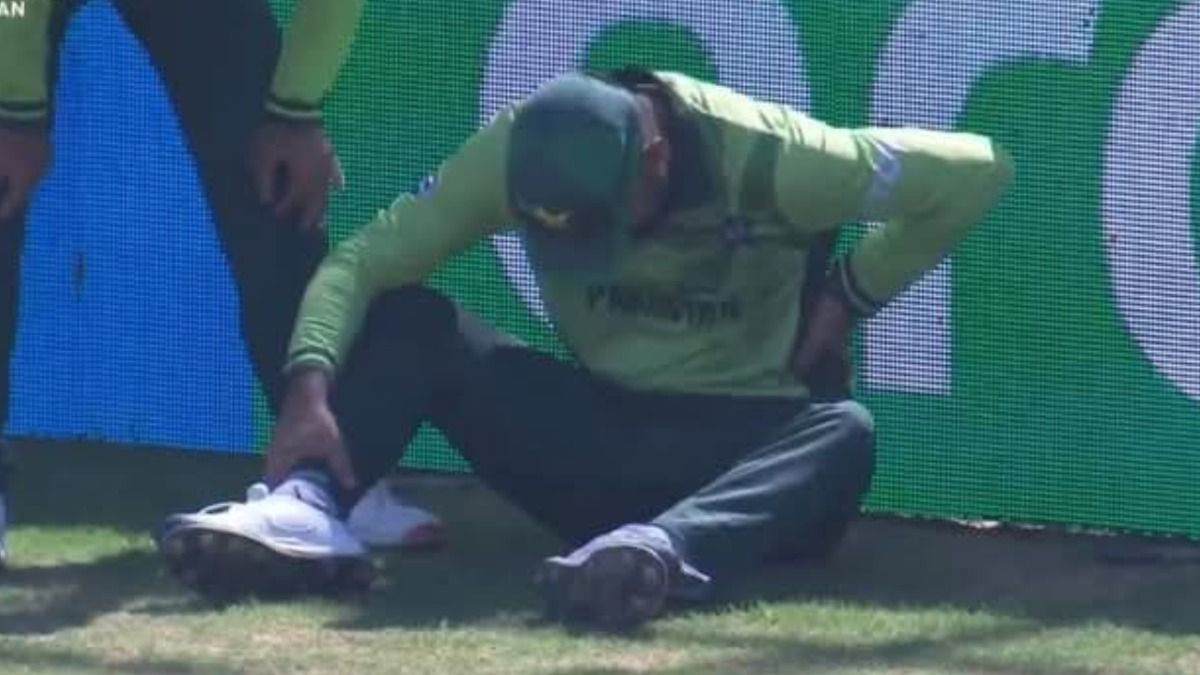 PAK vs NZ : पाकिस्तान के स्टार बल्लेबाज को मैच की दूसरी ही गेंद पर लगी गंभीर चोट, मैदान से बाहर जाकर बैठा और फिर...
