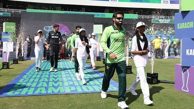 माइकल वॉन ने पाकिस्तान में हो रही चैंपियंस ट्रॉफी का उड़ाया मजाक, खाली स्टेडियम देख कसा तंज, कहा- लोकल लोगों को बताना भूल गए क्या SportsTak Hindi