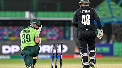 फखर जमां क्यों नहीं कर सके ओपनिंग, जिससे 69 पर ढेर हो गया पाकिस्तान का टॉप ऑर्डर, ICC के इस नियम से आई आफत न्यूजीलैंड के सामने आउट होने के दौरान फखर जमां