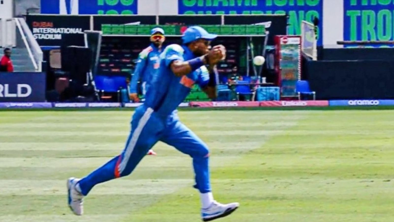 रोहित शर्मा के बाद हार्दिक पंड्या भी फील्डिंग में निकले फिसड्डी, टपकाया आसान सा कैच, VIDEO आया सामने रोहित शर्मा के बाद हार्दिक पंड्या भी फील्डिंग में निकले फिसड्डी, टपकाया आसान सा कैच, VIDEO आया सामने