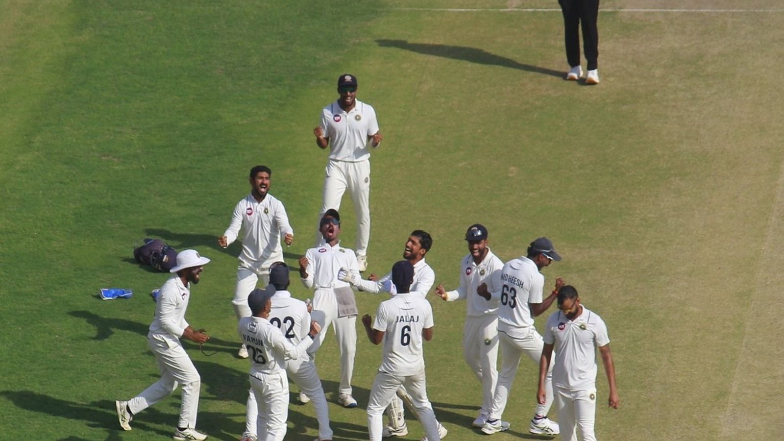 Ranji Trophy Final: केरल ने 74 साल में पहली बार रणजी ट्रॉफी फाइनल में की एंट्री, गुजरात पर दो रन की बढ़त हासिल कर रचा इतिहास, अब विदर्भ से खिताबी जंग Ranji Trophy Final: केरल ने 74 साल में पहली बार रणजी ट्रॉफी फाइनल में की एंट्री, गुजरात पर दो रन की बढ़त हासिल कर रचा इतिहास, अब विदर्भ से खिताबी जंग