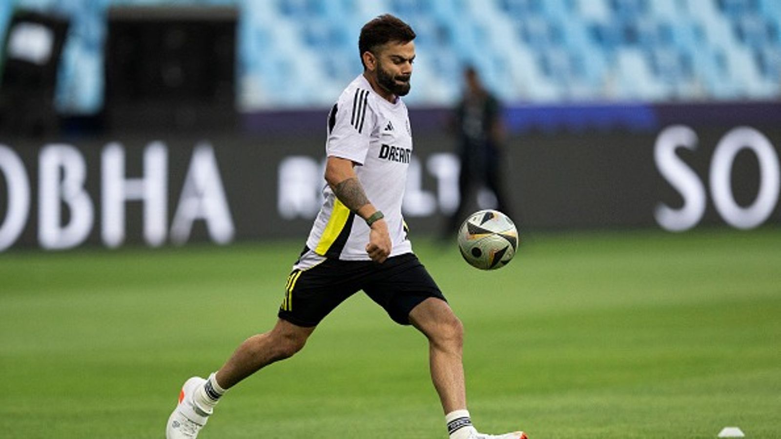 बड़ी खबर: विराट कोहली पाकिस्तान के खिलाफ मैच से पहले क्या हो गए चोटिल? दुबई से सामने आई डराने वाली तस्वीर बड़ी खबर: विराट कोहली पाकिस्तान के खिलाफ मैच से पहले क्या हो गए चोटिल? दुबई से सामने आई डराने वाली तस्वीर