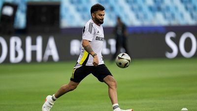 बड़ी खबर: विराट कोहली पाकिस्तान के खिलाफ मैच से पहले क्या हो गए चोटिल? दुबई से सामने आई डराने वाली तस्वीर SportsTak Hindi