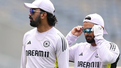 पाकिस्तान के खिलाफ मुकाबले से पहले टीम इंडिया पर बड़ी आफत, विकेटकीपर बैटर को हुआ बुखार, शुभमन गिल ने दी बड़ी अपडेट SportsTak Hindi