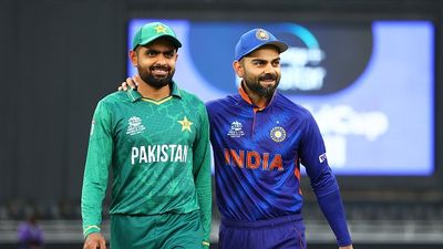 'बाबर आजम पाकिस्तान के लिए नहीं खेल रहे', IND vs PAK मैच से पहले पूर्व पाकिस्तानी स्पिनर ने बाबर को लताड़ा, कहा - मैच जिताने का इंटेंट... Babar Azam and Virat Kohli