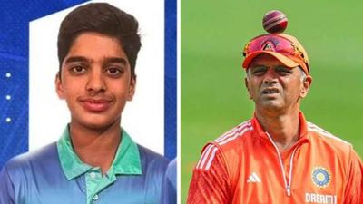 राहुल द्रविड़ की अचानक क्रिकेट में वापसी, अपने छोटे बेटे के साथ लीग में की बैटिंग, टीम इंडिया के पूर्व हेड कोच ने बनाए इतने रन SportsTak Hindi