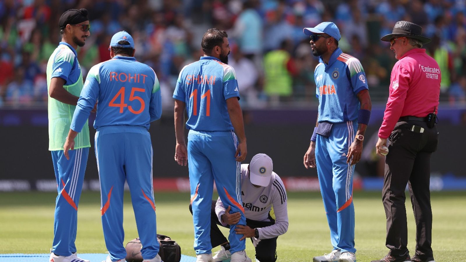 पाकिस्तान के सामने मोहम्मद शमी कर बैठे ये बड़ी गलती, टीम इंडिया को ICC दे सकती है कड़ी सजा, भारत पर बीच मैच मंडराया ये खतरा! पाकिस्तान के सामने मोहम्मद शमी कर बैठे ये बड़ी गलती, टीम इंडिया को ICC दे सकती है कड़ी सजा, भारत पर बीच मैच मंडराया ये खतरा!