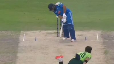 रोहित शर्मा को कैसे घातक यॉर्कर से शाहीन अफरीदी ने ससुर के सामने किया क्लीन बोल्ड, सभी फैंस हो गए हैरान! देखें VIDEO शाहीन के सामने बोल्ड होने के दौरान रोहित शर्मा