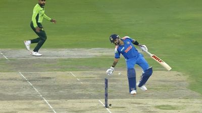 विराट कोहली 41 रनों पर आउट हो गए थे? मगर पाकिस्तानी खिलाड़ियों को भनक तक नहीं लगी, अब हो रहा पछतावा, जानिए हैरतअंगेज मामला SportsTak Hindi