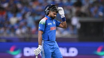 श्रेयस अय्यर आउट नहीं थे, सुनील गावस्कर ने खोली पाकिस्तानी फील्डर इमाम उल हक की पोल, कहा- उसने गेंद को... SportsTak Hindi