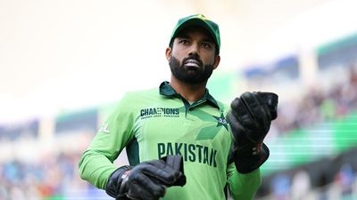 भारत के सामने काम नहीं आया पाकिस्तान के कप्तान रिजवान का 'टोटका', Live  मैच में सुरेश रैना ने लिए मजे, कहा -  महामृत्युंजय मंत्र... Pakistan captain Mohammad Rizwan