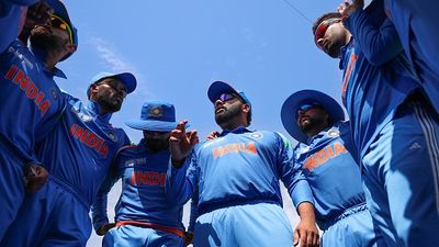 Champions Trophy 2025 Semi-Final: चैंपियंस ट्रॉफी 2025 के सेमीफाइनल में टीम इंडिया का किससे होगा मुकाबला?  Rohit Sharma talking to team during ICC Champions Trophy 2025 clash