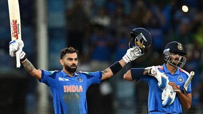 पाकिस्तान के खिलाफ मैच से पहले विराट कोहली ने इस शख्स को बुलाया था दुबई, एक ही होटल में भी ठहरे, भारत की जीत के बाद बड़ा खुलासा SportsTak Hindi