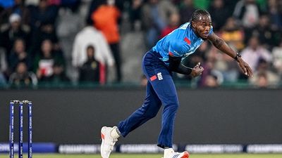 जोफ्रा आर्चर ने वो कर दिखाया जो इंग्लैंड का अब तक कोई गेंदबाज नहीं कर पाया था, चैंपियंस ट्रॉफी में रचा इतिहास SportsTak Hindi